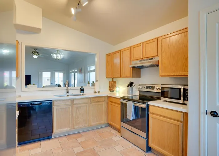 Holiday home 3 Mi To Stadium! Retreat W/ Putting *