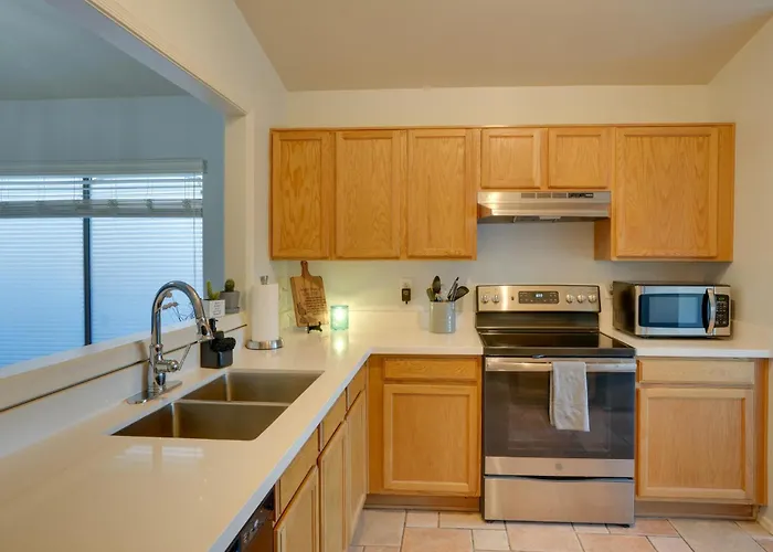 3 Mi To Stadium! Retreat W/ Putting Holiday home Surprise