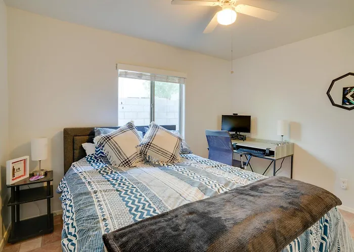 Holiday home 3 Mi To Stadium! Retreat W/ Putting *