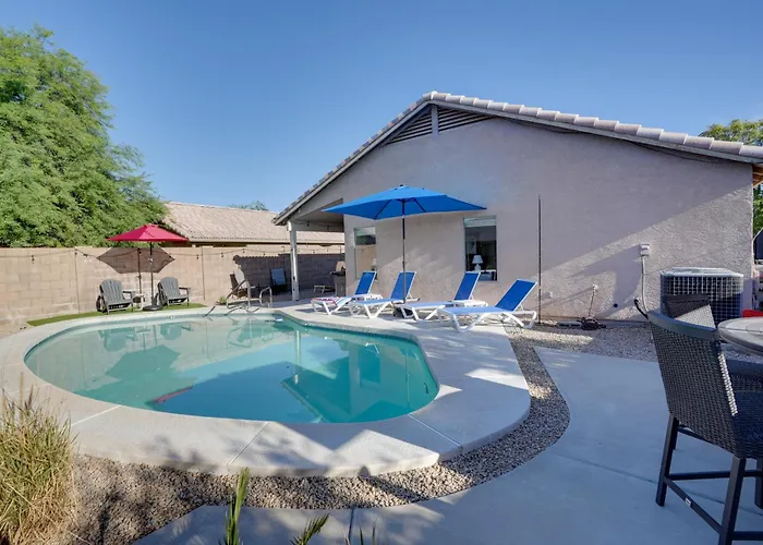 3 Mi To Stadium! Retreat W/ Putting Holiday home