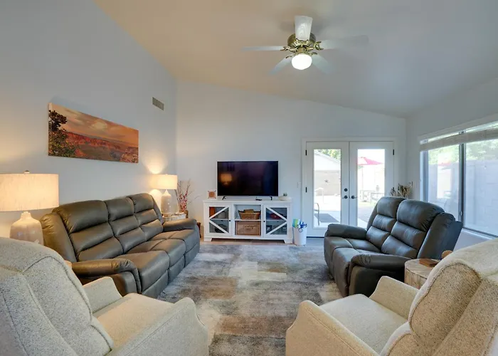 3 Mi To Stadium! Retreat W/ Putting Holiday home *