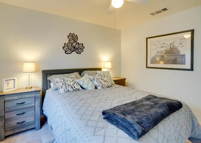 3 Mi To Stadium! Retreat W/ Putting Holiday home Surprise