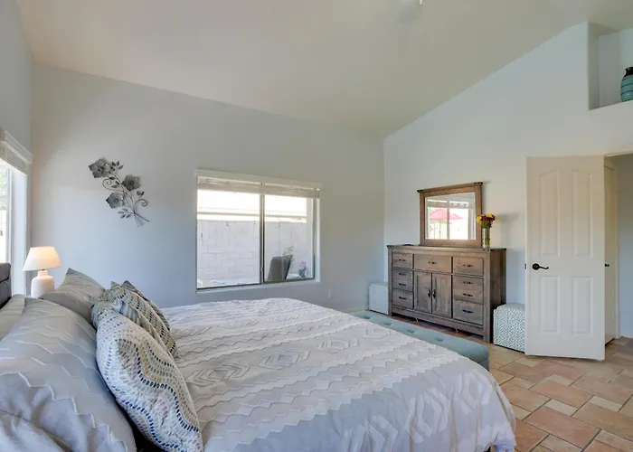 Holiday home 3 Mi To Stadium! Retreat W/ Putting
