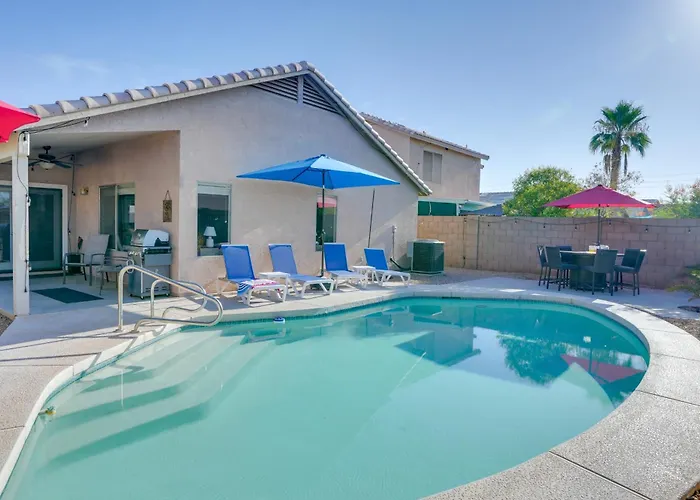 3 Mi To Stadium! Retreat W/ Putting Holiday home *