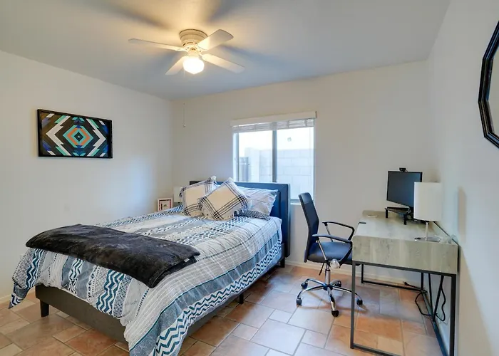 3 Mi To Stadium! Retreat W/ Putting Holiday home Surprise
