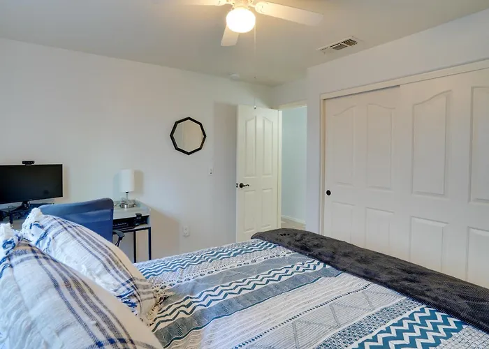 Holiday home 3 Mi To Stadium! Retreat W/ Putting