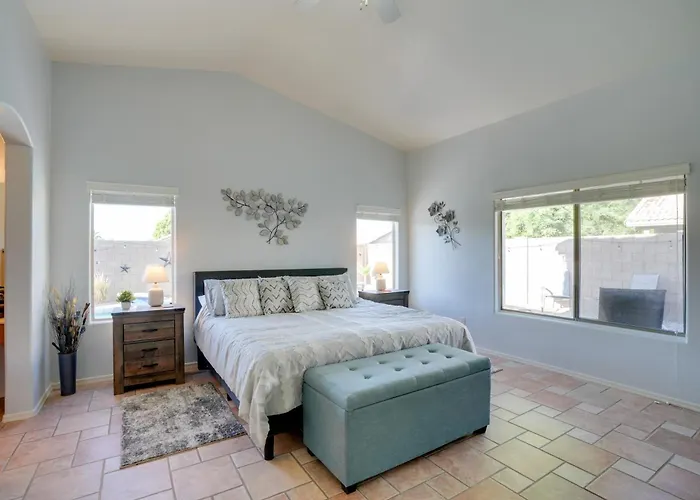 3 Mi To Stadium! Retreat W/ Putting Holiday home